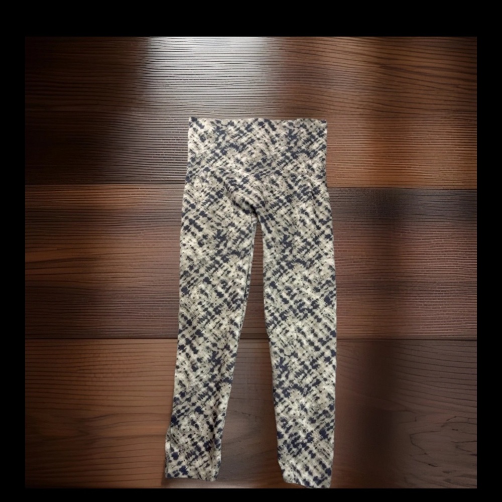 SPANX Womens
Legging/Capri Size 1X
High Waisted compression Tie Dye